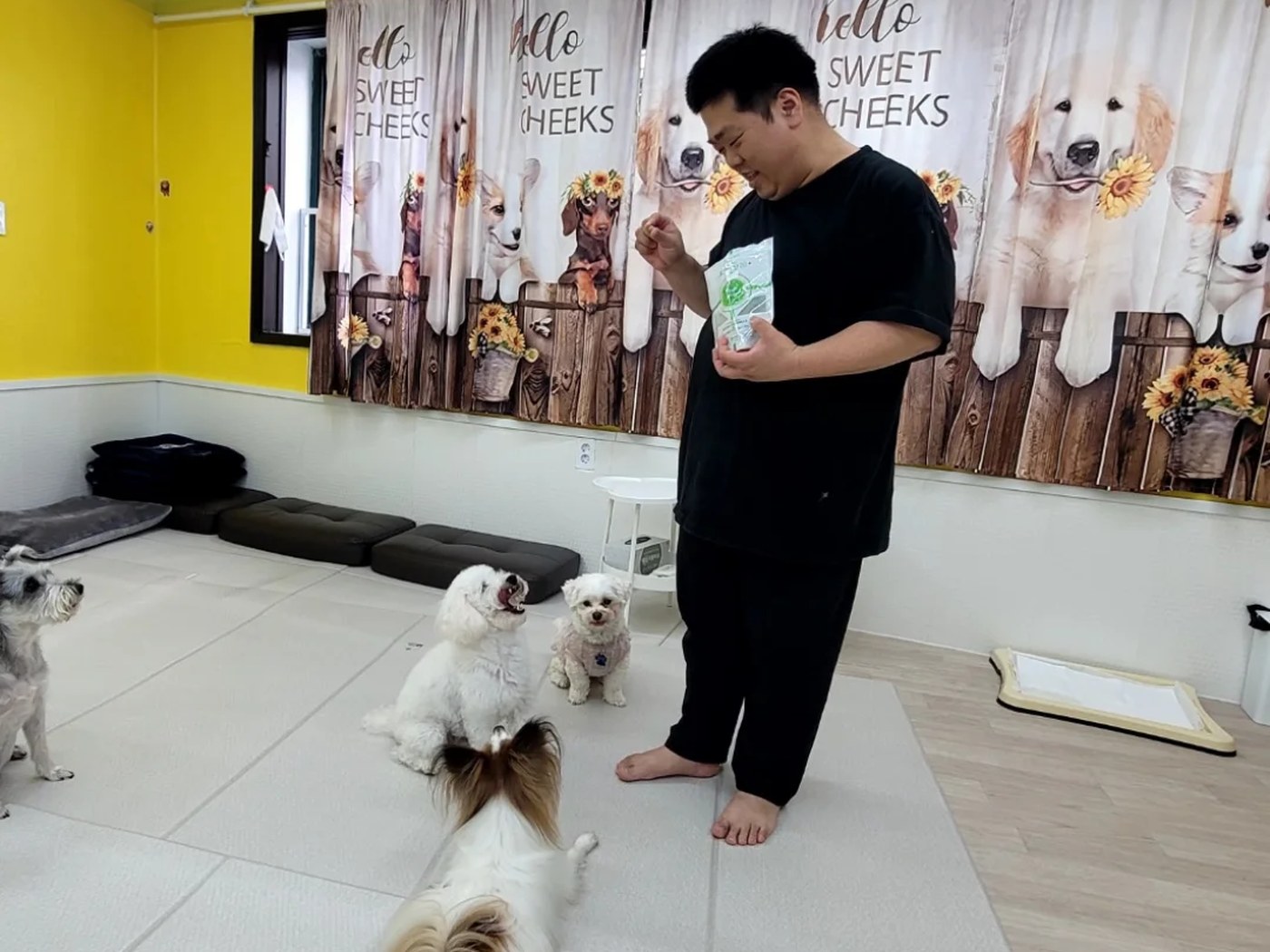 아이들에게 간식을 주며 교감하는 대표